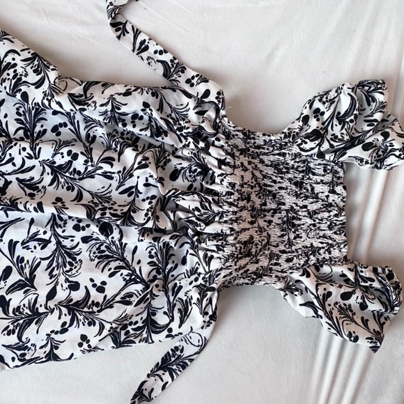 white and black paisley floral puff sleeve smocked dress - Picture 5 of 5